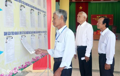 Cử tri xã Dầu Giây tìm hiểu tiểu sử tóm tắt các ứng cử viên trước khi bầu cử. Ảnh: Nhật Quang