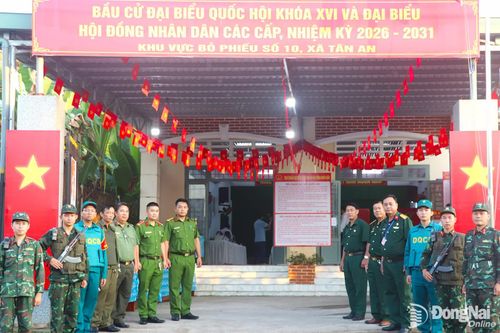 Công tác giữ gìn an ninh trật tự tại Khu vực bỏ phiếu số 10 được bố trí đảm bảo chặt chẽ, an toàn. Ảnh: An Nhơn