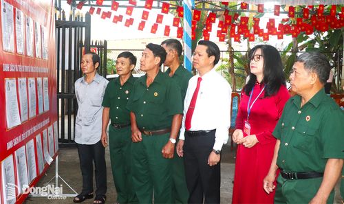 Cử tri tìm hiểu thông tin về những người ứng cử. Ảnh: An Nhơn