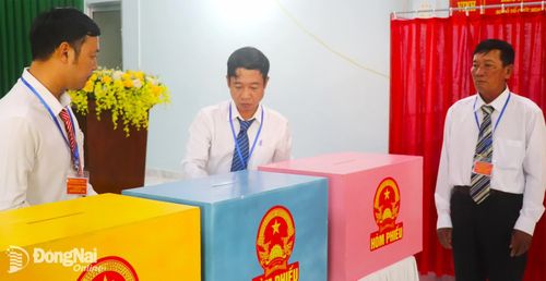 Các thành viên trong tổ bầu cử kiểm tra hòm phiếu trước khi niêm yết chặt chẽ. Ảnh: An Nhơn