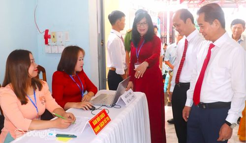 Đồng chí Thái Bảo, Phó Bí thư Tỉnh ủy, Trưởng ban Tổ chức Tỉnh ủy, Phó Chủ tịch Ủy ban Bầu cử tỉnh Đồng Nai thăm hỏi, động viên các thành viên trong tổ bầu cử. Ảnh: An Nhơn