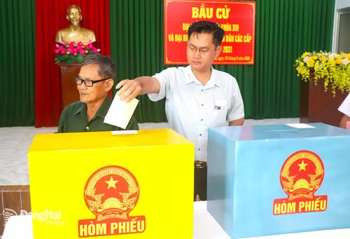 Nhiều cử tri đã đến khu vực bỏ phiếu từ rất sớm và lần lượt thực hiện các bước bỏ phiếu trong không khí phấn khởi, trật tự. Ảnh: An Nhơn
