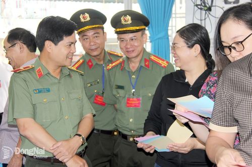 Thiếu tướng Nguyễn Đức Hải, Ủy viên Ban Thường vụ Tỉnh ủy, Giám đốc Công an tỉnh gặp gỡ cử tri tại phường Trấn Biên. Ảnh: Trần Danh