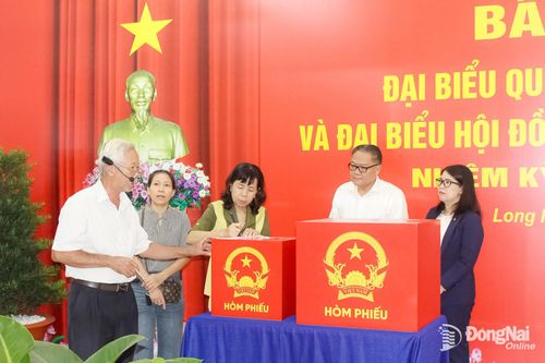 Ủy viên Ban Thường vụ Tỉnh ủy, Phó Chủ tịch Thường trực UBND tỉnh Nguyễn Kim Long cùng lãnh đạo phường Long Hưng kiểm tra khu vực bỏ phiếu bầu cử. Ảnh: Nguyễn Hòa