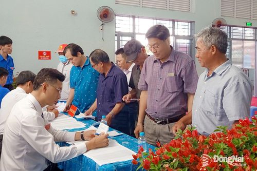Cử tri đồng bào Công giáo xã Gia Kiệm nô nức đi bầu cử. Ảnh: Tiến Thụ