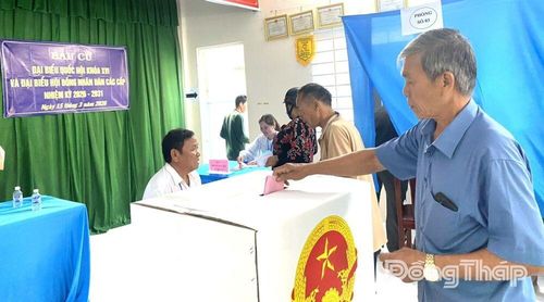 Cử tri ấp Lý Quàn 1 phấn khởi đi bầu.