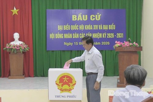 Cử tri Phan Xuân Đức (ấp Tân Đông B) thực hiện quyền công dân, bỏ lá phiếu đầu tiên tại khu vực bỏ phiếu số 01.