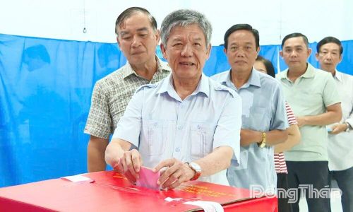 Đồng chí Ngô Chí Cường tham dự Lễ khai mạc và bỏ phiếu bầu cử nơi cư trú tại khu vực bầu cử số 6, phường Trà Vinh, tỉnh Vĩnh Long.