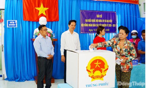 Cử tri xã Gia Thuận, tỉnh Đồng Tháp phấn khởi tham gia bỏ phiếu tại khu vực bỏ phiếu trong ngày bầu cử.
