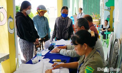 Cử tri ven biển Gò Công thực hiện quyền công dân tại khu vực bỏ phiếu.
