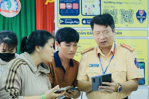 Lãnh đạo Phòng CSGT giới thiệu cho học viên tham gia sát hạch GPLX về tính năng mới trên VNeTraffic. Ảnh: Nguyễn Chơn