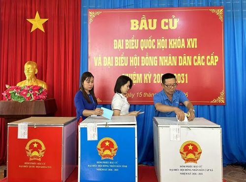 Cử tri xã Khánh Sơn bỏ phiếu bầu cử tại khu vực bỏ phiếu Nhà cộng đồng thôn Hạp Phú.