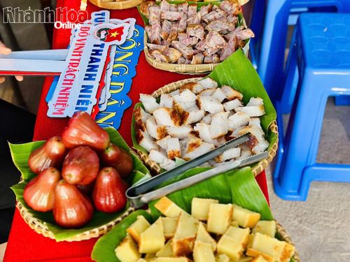 Các loại trái cây và bánh phục vụ miễn phí cử tri đi bầu cử.