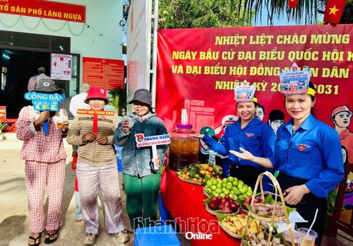Đoàn phường Đô Vinh phục vụ miễn phí trái cây, bánh, nước cho cử tri đi bầu cử.