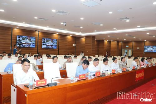 Các đồng chí lãnh đạo tỉnh tham dự hội nghị.