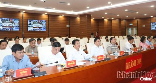 Các đồng chí lãnh đạo tỉnh tham dự hội nghị.