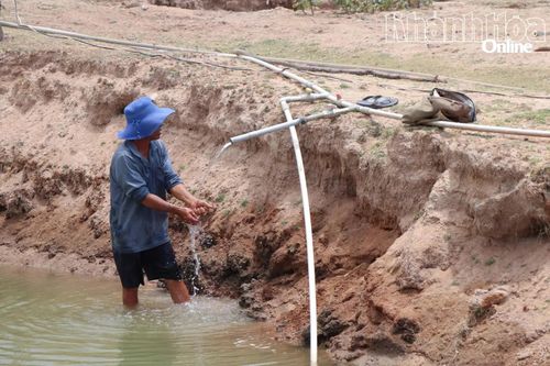 Người dân lấy nước về khu vực hồ ông Kinh (xã Vĩnh Hải).