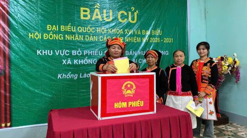 Cử tri xã Khổng Lào trang trọng bỏ lá phiếu của mình vào hòm phiếu, thực hiện quyền làm chủ của công dân.