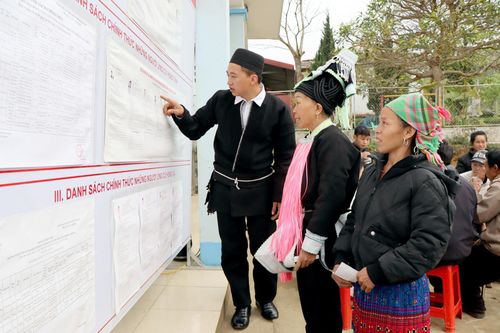 Cử tri xã Tả Lèng tìm hiểu tiểu sử các đại biểu.