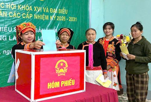 Cử tri vùng cao Lai Châu hân hoan bỏ phiếu, thực hiện quyền và nghĩa vụ công dân trong ngày hội non sông.