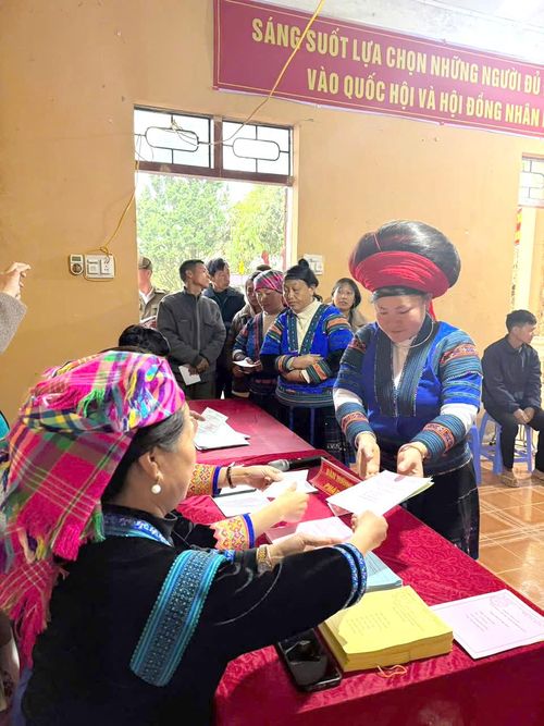 Cử tri xã Sìn Hồ nhận phiếu bầu.