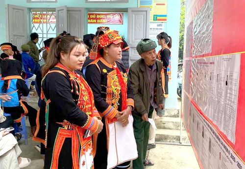 Cử tri xã Khổng Lào tìm hiểu tiểu sử các đại biểu.