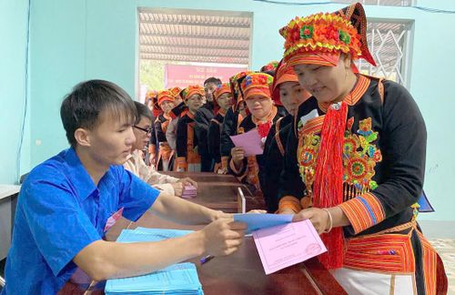 Tổ bầu cử hướng dẫn người dân quy trình bỏ phiếu.