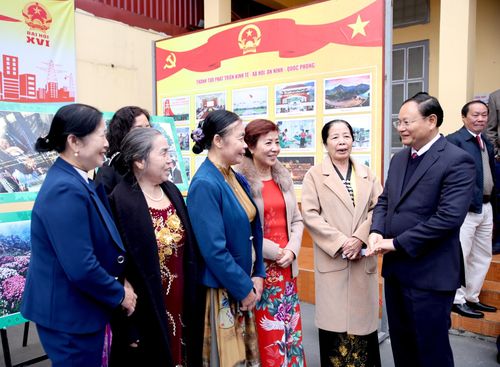 Bí thư Tỉnh ủy Lê Minh Ngân trò chuyện với cử tri Khu vực bỏ phiếu số 19 (phường Tân Phong). 