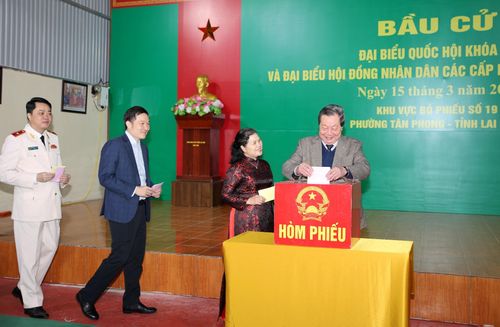 Đồng chí Lò Văn Giàng - Nguyên Ủy viên Ban Chấp hành Trung ương Đảng, Nguyên Bí thư Tỉnh ủy bỏ phiếu bầu cử đại biểu Quốc hội khóa XVI và đại biểu HĐND các cấp nhiệm kỳ 2026-2031. 