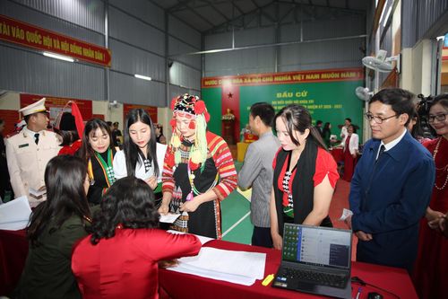 Các cử tri xếp hàng để nhận phiếu bầu cử. 