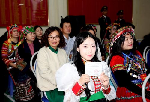 Cử tri trẻ tuổi phấn khởi khi lần đầu tiên cầm trên tay thẻ cử tri đi bầu cử. 