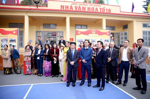 Ngay từ sáng sớm, cử tri Khu vực bỏ phiếu số 19, phường Tân Phong đã có mặt tại Nhà văn hóa Tổ dân phố số 16 để dự khai mạc bầu cử đại biểu Quốc hội khóa XVI và đại biểu HĐND các cấp nhiệm kỳ 2026-2031. 