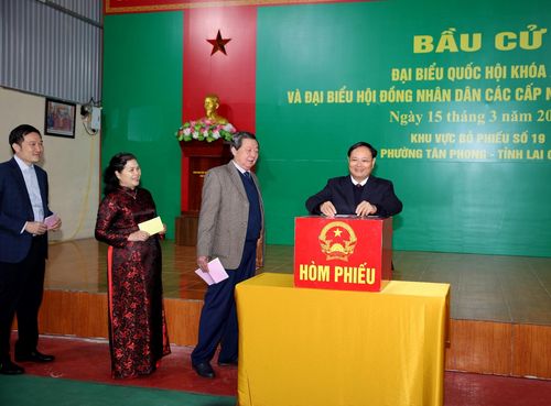 Bí thư Tỉnh ủy Lê Minh Ngân bỏ phiếu bầu cử đại biểu Quốc hội khóa XVI và đại biểu HĐND các cấp nhiệm kỳ 2026-2031. 