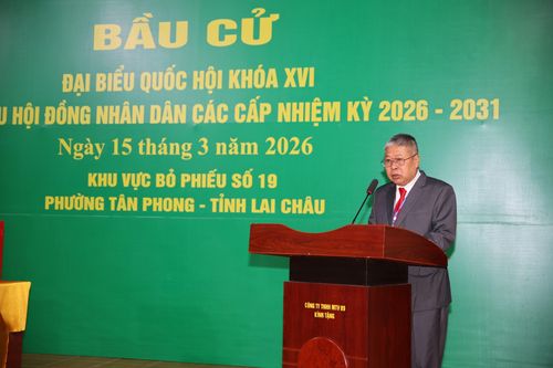 Ông Tạ Ngọc Bình – Tổ trưởng Tổ bầu cử số 19 (phường Tân Phong) phát biểu khai mạc. 