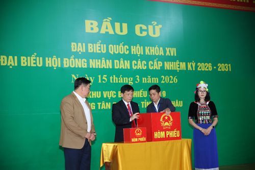 Tổ bầu cử số 19, phường Tân Phong kiểm tra hòm phiếu. 
