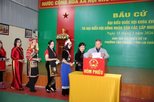 Cử tri Khu vực bỏ phiếu số 19, phường Tân Phong háo hức bỏ những lá phiếu bầu cử với niềm tin và kỳ vọng. 