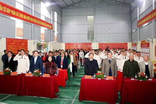 Đồng chí Lê Minh Ngân – Ủy viên Ban Chấp hành Trung ương Đảng, Bí thư Tỉnh ủy Lai Châu cùng các đồng chí lãnh đạo, nguyên lãnh đạo tỉnh và cử tri dự khai mạc. 
