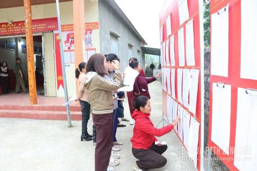 Cử tri xã Hưng Vũ nghiên cứu tiểu sử tóm tắt của người ứng cử đại biểu Quốc hội khóa XVI và ứng cử đại biểu HĐND các cấp nhiệm kỳ 2026 - 2031