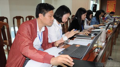 Thành viên Ủy ban Bầu cử tỉnh cập nhật tiến độ bỏ phiếu các địa phương.
