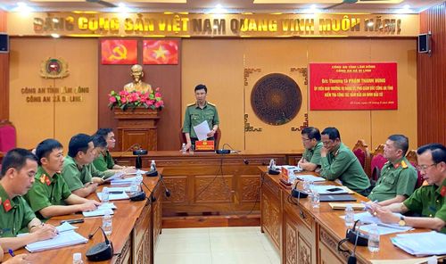 Thượng tá Phạm Thanh Hùng, Phó Giám đốc Công an tỉnh làm việc với Công an xã Di Linh về công tác đảm bảo ANTT dịp bầu cử