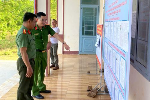 Đại tá Nay Gia Phú, Phó Giám đốc Công an tỉnh kiểm tra các điểm bầu cử tại xã Đăk Mil