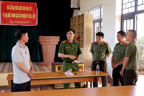 Đại tá Nguyễn Văn Dũng (đứng thứ 2 từ trái qua), Phó Giám đốc Công an tỉnh kiểm tra các điểm bầu cử tại xã Nhân Cơ