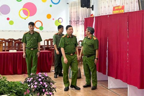 Đại tá Nguyễn Tường Vũ (thứ 2 từ phải qua), Phó Giám đốc Công an tỉnh kiểm tra các điểm bầu cử tại phường Xuân Hương – Đà Lạt