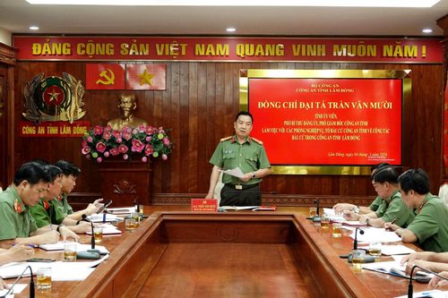 Đại tá Trần Văn Mười, Phó Giám đốc Công an tỉnh làm việc với các đơn vị nghiệp vụ và Tổ bầu cử trong Công an tỉnh nhằm rà soát, triển khai các nội dung liên quan đến công tác bầu cử trong Công an tỉnh
