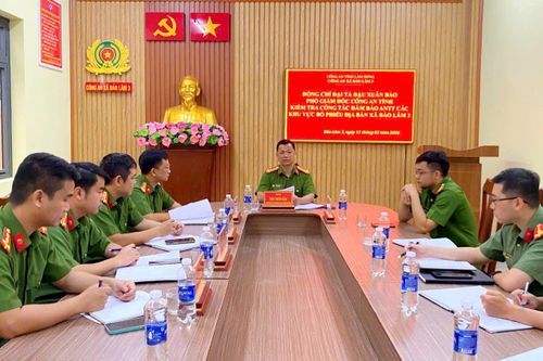 Đại tá Đậu Xuân Bảo, Phó Giám đốc Công an tỉnh làm việc với Công an xã Bảo Lâm 3 về công tác đảm bảo ANTT dịp bầu cử