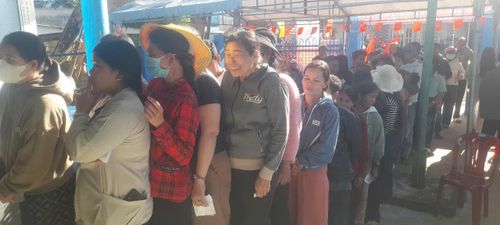 Cử tri La Dạ xếp hàng chờ đến lượt bỏ phiếu