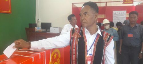 Ông B'Đam Tháp, người K'ho bỏ phiếu bầu cử lúc 7 giờ sáng ngày 15/3