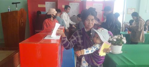 Bà Hoàng Thị Hinh, dân tộc K'ho bỏ phiếu bầu cử