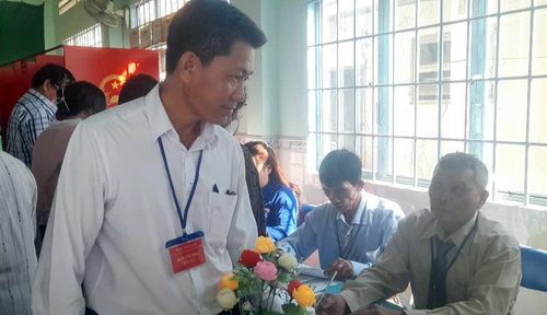 Bí thư Đảng ủy, Chủ tịch HĐND xã La Dạ kiểm tra điểm bầu cử