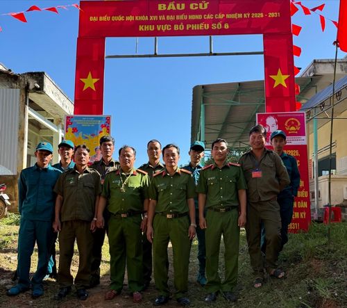 Các lực lượng Công an, dân quân xã bảo đảm an toàn cho ngày hội bầu cử ở xã La Dạ